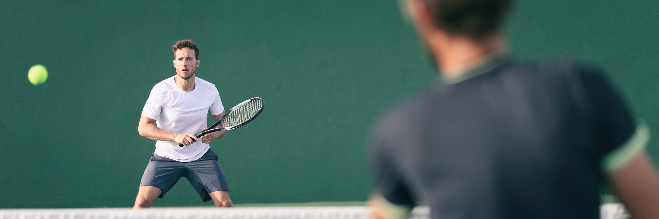 Bob enjoys tennis playing to play. Правая рука теннисиста. Руки теннис разные. Рукопожатие в теннисе. Теннисист играет на фортепиано.